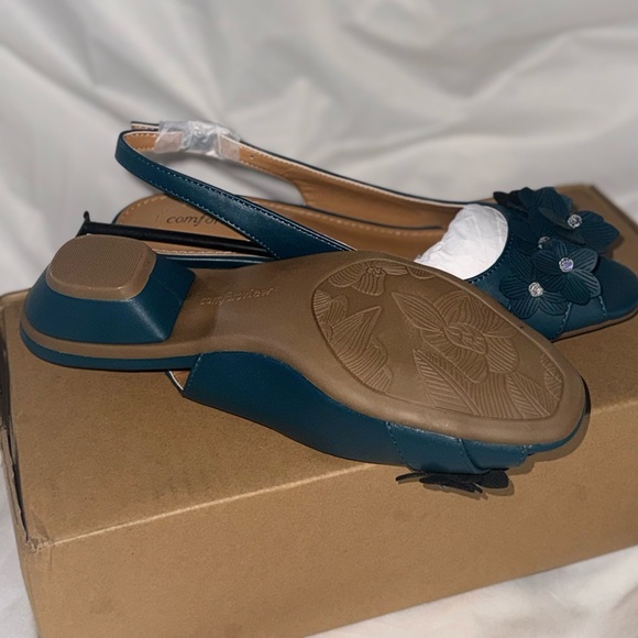 Flat heel shoes with flower detail - Picture 6 of 8